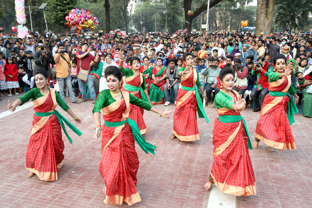 বিজয় দিবসের সুবর্ণজয়ন্তী উপলক্ষে সম্মিলিত সাংস্কৃতিক জোট আয়োজিত নৃত্য পরিবেশন করেন স্পন্দন শিল্পীরা। কেন্দ্রীয় শহীদ মিনার, ঢাকা, ১৬ ডিসেম্বর, ২০২১। ছবি: ইন্দ্রজিৎ কুমার ঘোষ