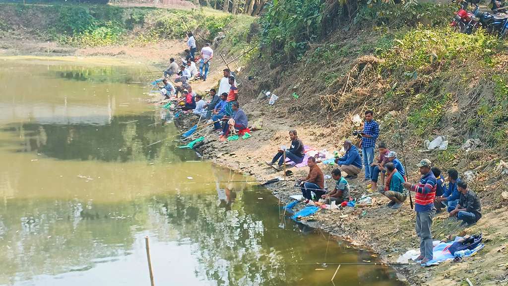 ঘিওরে বসন্ত উৎসবে মাছ ধরার প্রতিযোগিতা