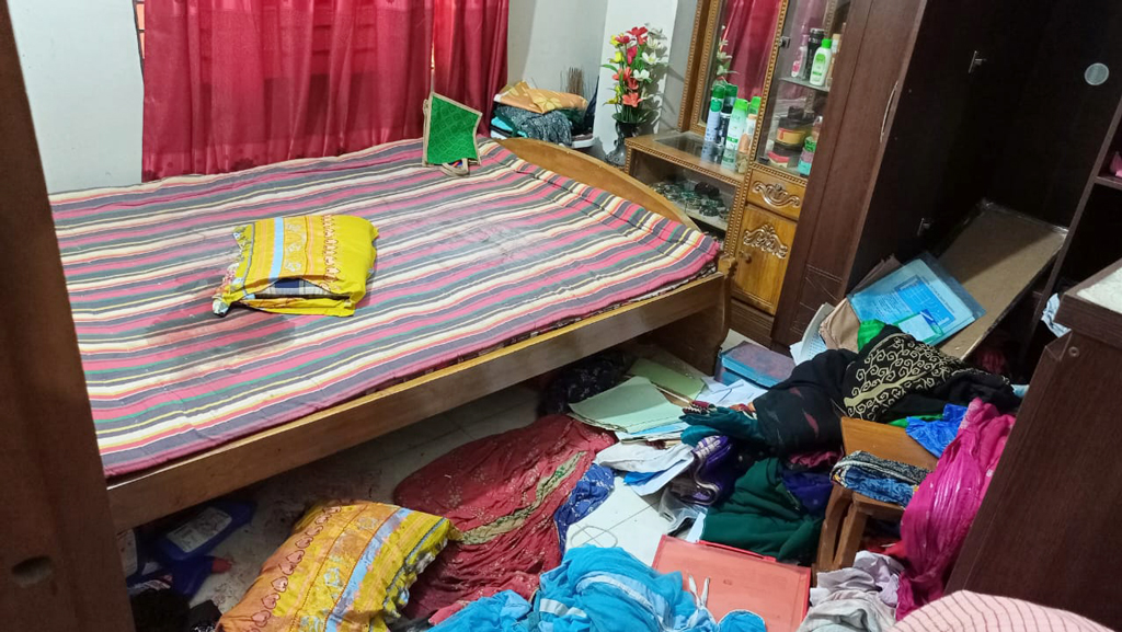 পুলিশ কর্মকর্তার মা–বাবাকে কুপিয়ে হত্যা, বাড়িজুড়ে রক্তের দাগ