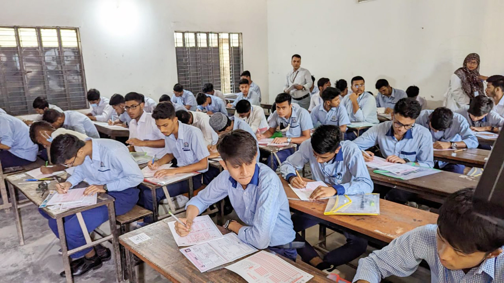 এসএসসি ও সমমানের পরীক্ষা শুরু হয়েছে আজ সকাল ১০টায়।
