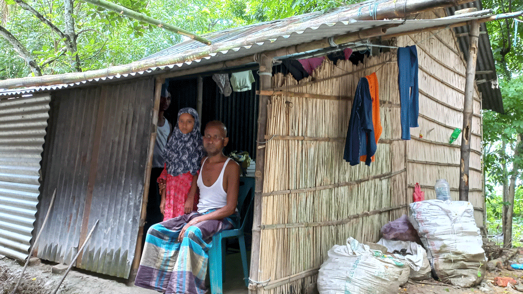 ক্যানসার রোগীর  মানবেতর জীবন