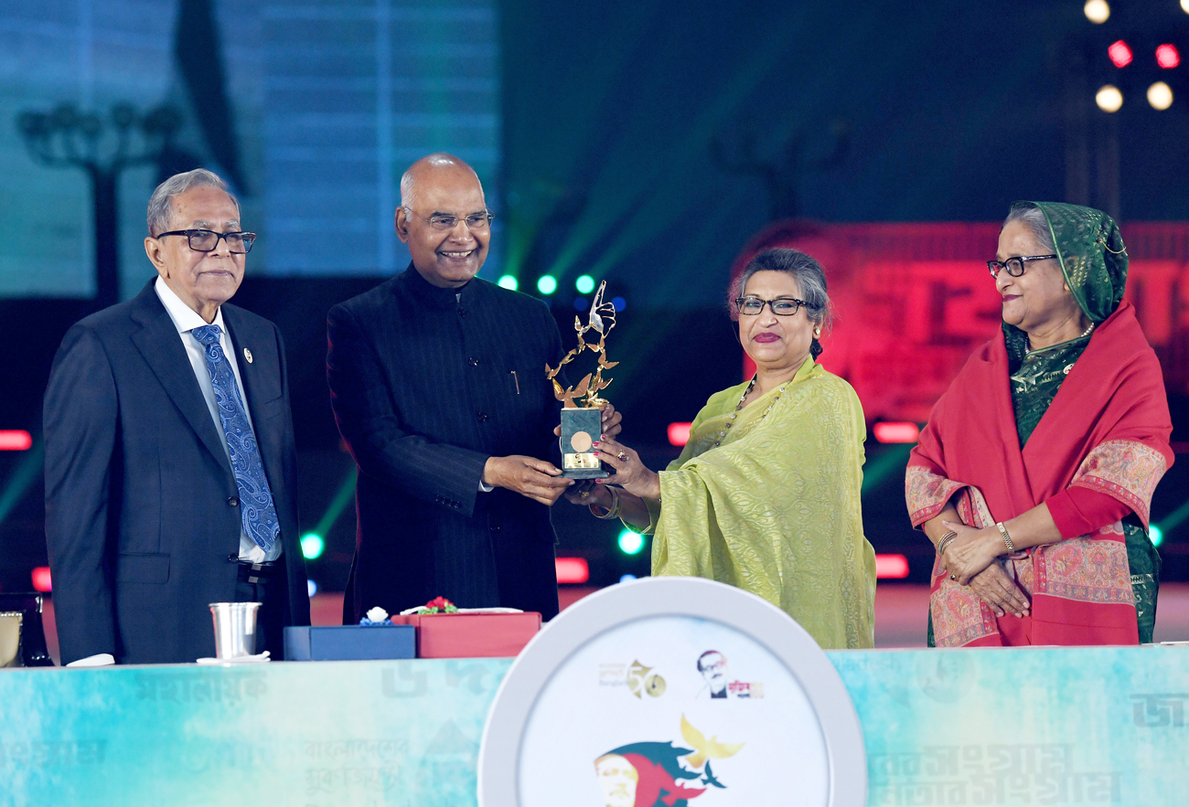 বঙ্গবন্ধু শেখ মুজিবুর রহমানের জন্মশতবার্ষিকী ও বিজয়ের সুবর্ণজয়ন্তী উপলক্ষে ভারতের রাষ্ট্রপতি শ্রী রামনাথ কোবিন্দকে বঙ্গবন্ধুর কন্যা শেখ রেহানা ‘মুজিব চিরন্তন’ শ্রদ্ধা স্মারক প্রদান করেন। দক্ষিণ প্লাজা, সংসদ ভবন, ১৬ ডিসেম্বর, ২০২১। ছবি: পিআইডি