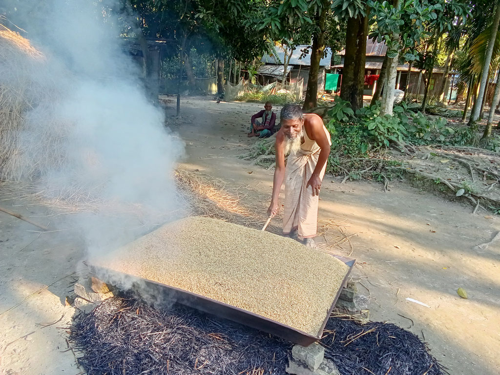 আমন ধান সিদ্ধ করছেন কৃষক হারুন মিয়া। আটপাড়া, নেত্রকোনা, ৪ ডিসেম্বর, ২০২২। ছবি: ফয়সাল চৌধুরী