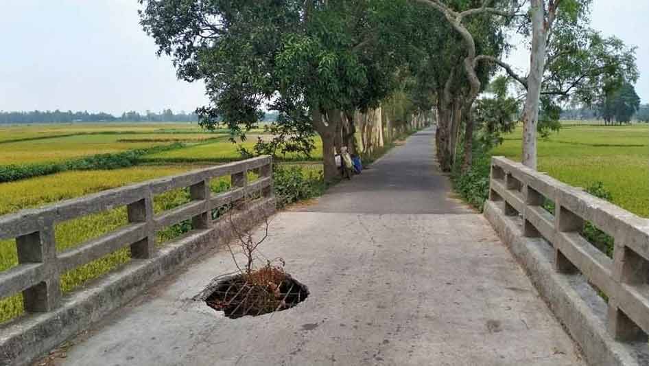 কামারখন্দে কালভার্টের পাটাতন ভাঙা, ঝুঁকি নিয়ে চলছে যানবাহন