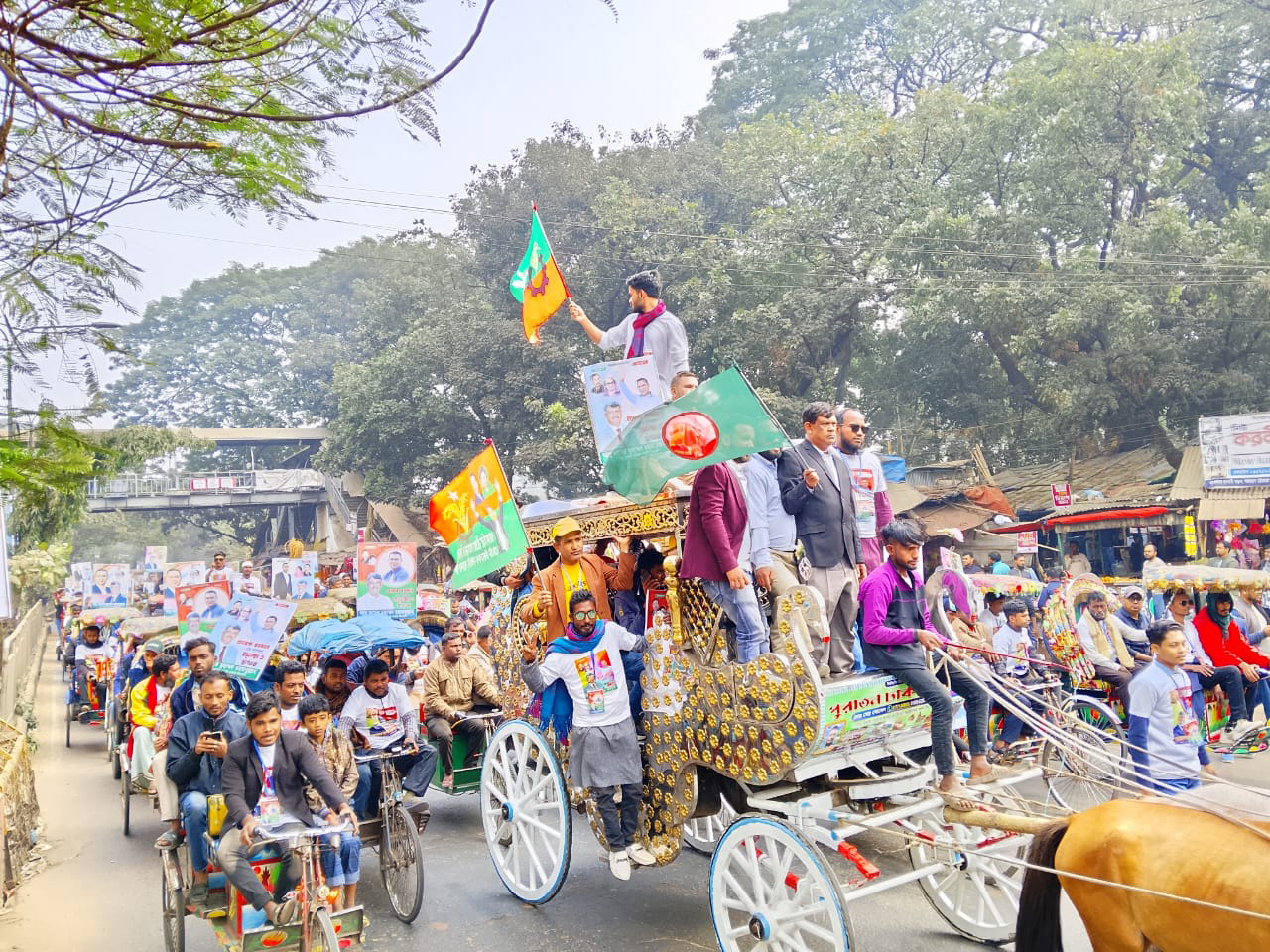 তারেক রহমানকে অভ্যর্থনা জানাতে ঘোড়ার গাড়িতে করে ৩০০ ফুটের দিকে যাত্রা