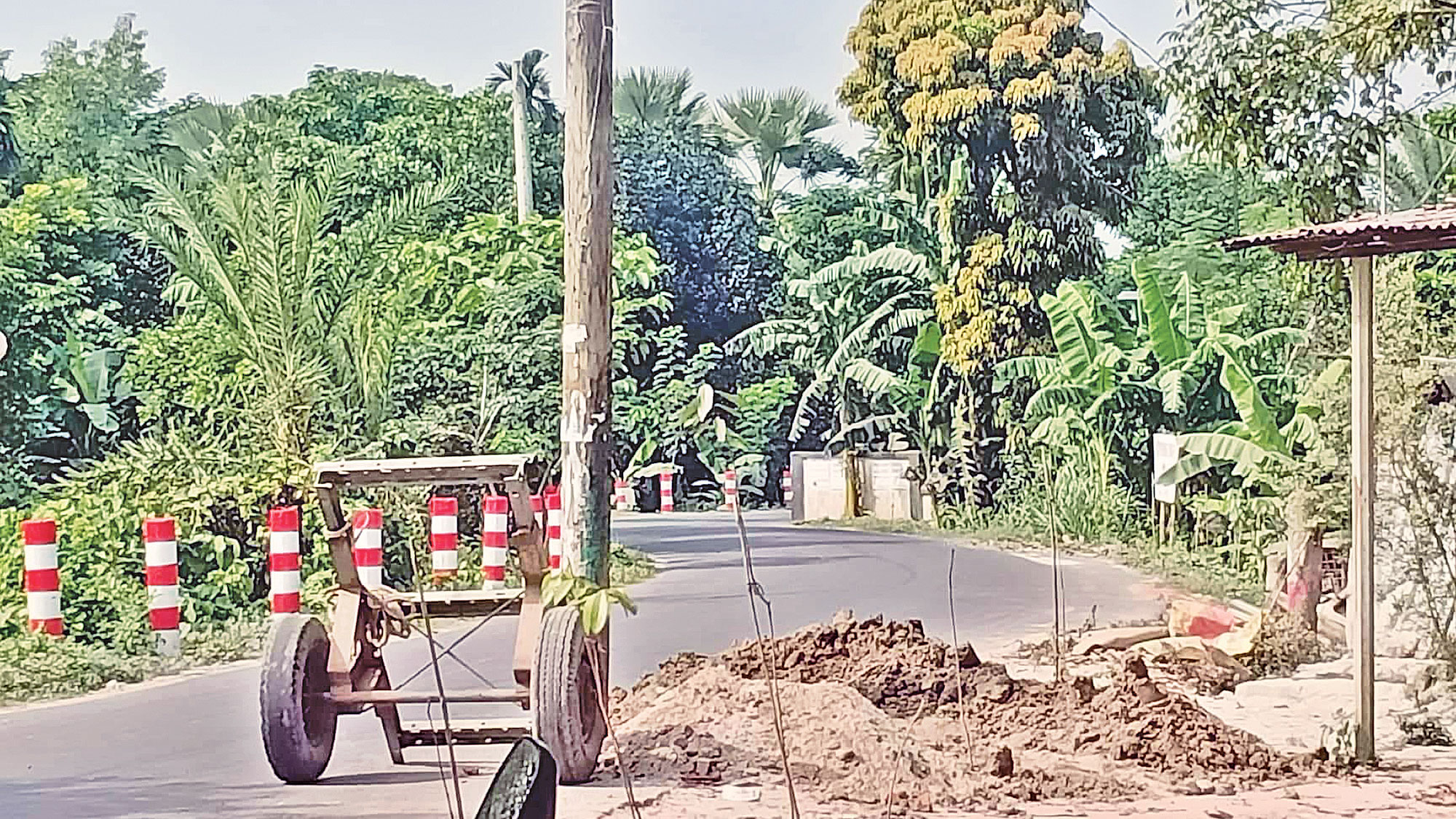 সেই রাস্তার ওপর থেকে সরছে বিদ্যুতের খুঁটি