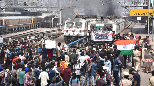 ‘অগ্নিপথ’ ইস্যুতে অগ্নিগর্ভ ভারত, ১ জনের মৃত্যুসহ আহত ১৫