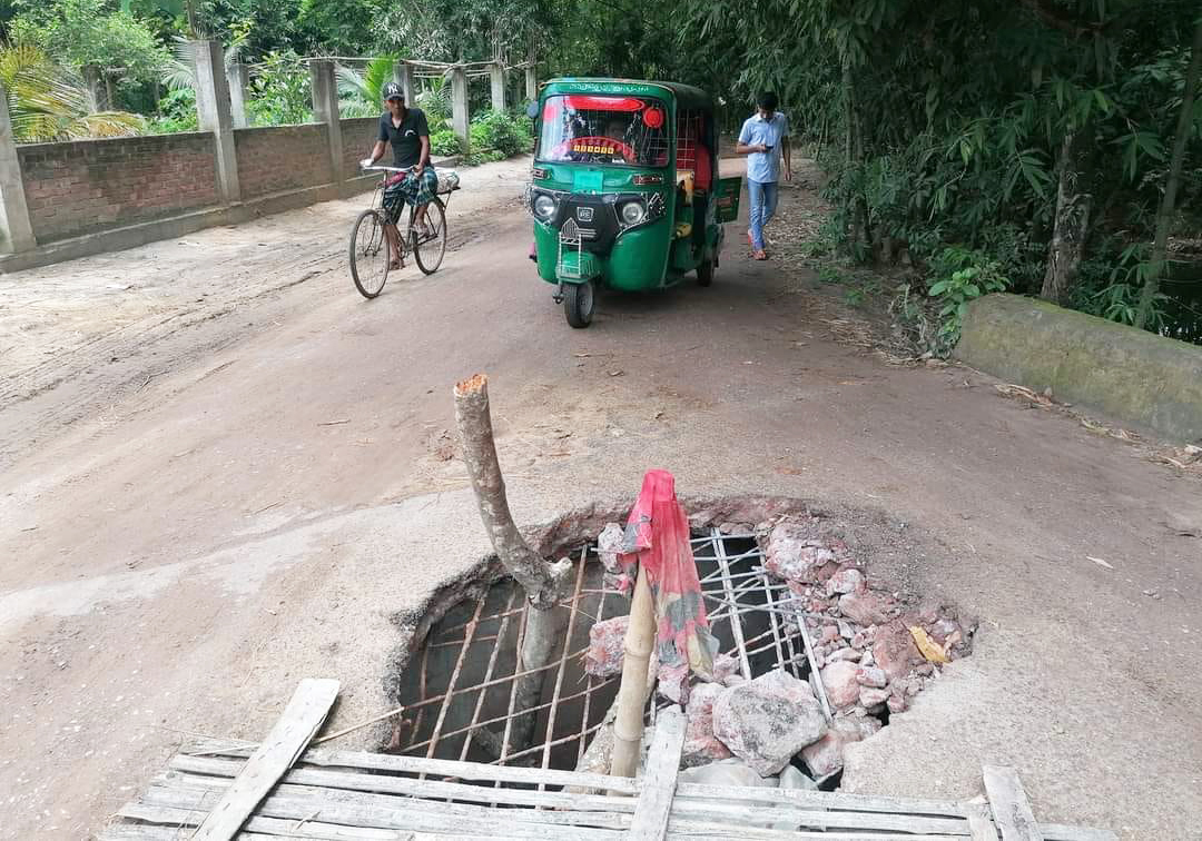 দেবিদ্বারে ভাঙা কালভার্টে দুর্ঘটনার ঝুঁকি 