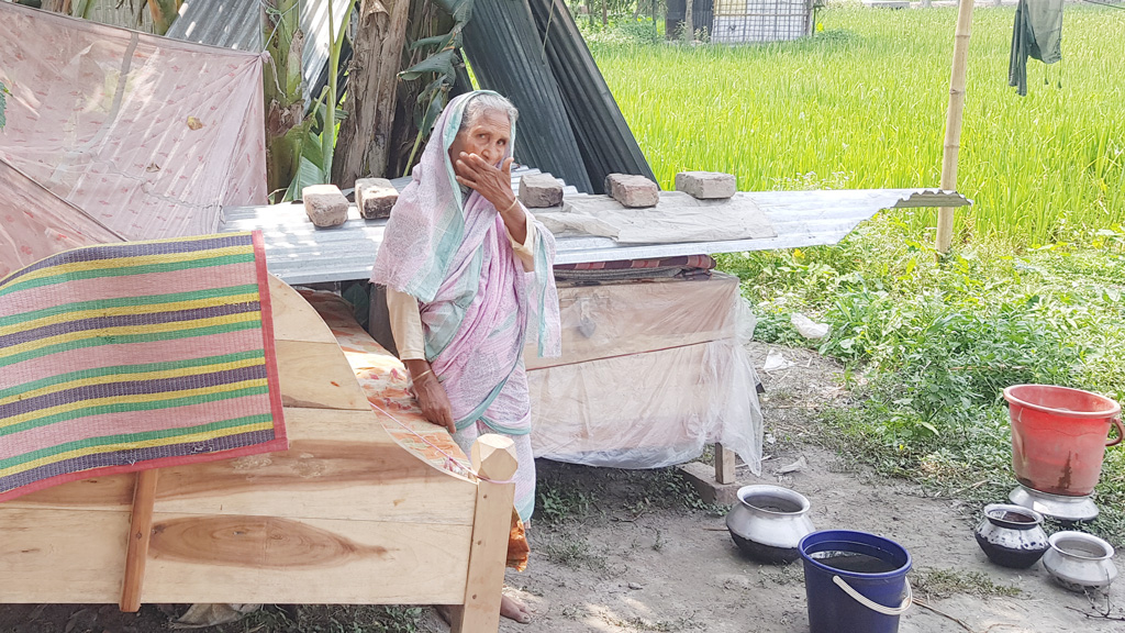 বৃদ্ধা মায়ের ঘর ভেঙে বাড়ি থেকে বের করে দিল ছেলেরা