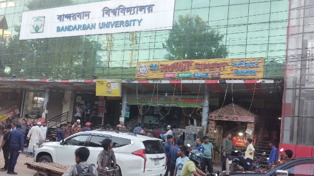 হঠাৎ থেমে যাওয়া লিফটে বাবার সামনে পড়ে মেয়ের রক্তাক্ত লাশ