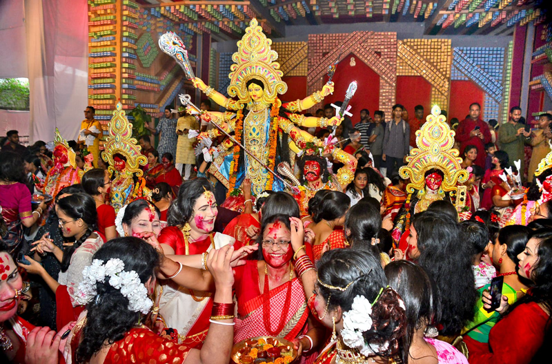 বিবাহিত নারীরা একে অপরের সিঁথিতে সিঁদুর পরিয়ে দেন। চট্টগ্রাম নগরীর গোলপাহাড় সর্বজনীন পূজামণ্ডপে। ছবি: হেলাল সিকদার