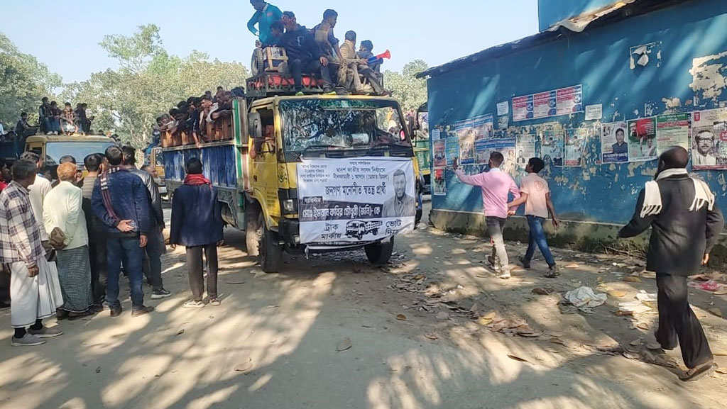 ডিমলায় সড়ক বন্ধ করে ট্রাকে নির্বাচনী মিছিল, স্বতন্ত্র প্রার্থীকে জরিমানা