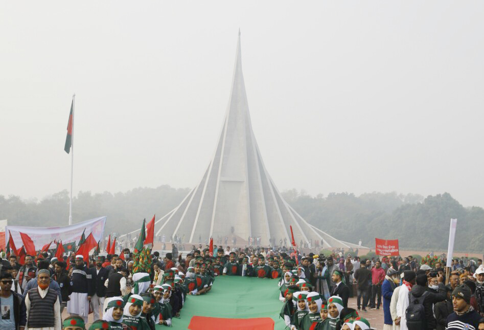 ৩০ লাখ শহীদের বীরত্বগাথা রক্ত স্মৃতি বুকে নিয়ে সাভারে মাথা উঁচু করে দাঁড়িয়ে আছে জাতীয় স্মৃতিসৌধ।