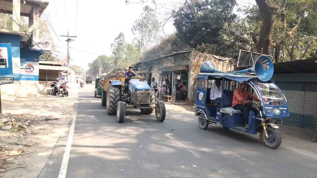 অবৈধ যানের অবাধ চলাচল