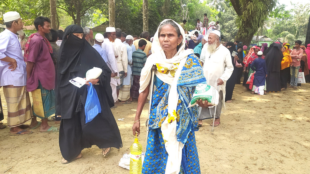 দুর্গাপুরে টিসিবির পণ্য কিনতে মানুষের ভিড়