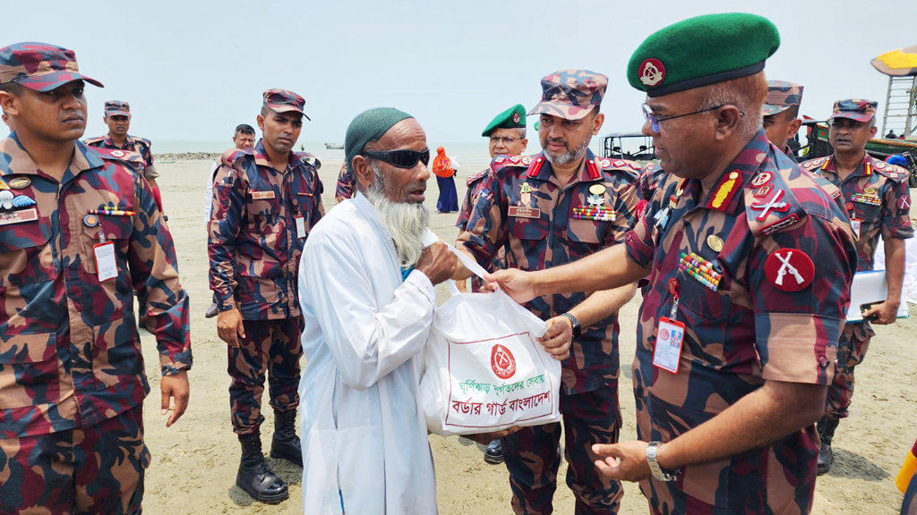 সেন্ট মার্টিনে মোখায় ক্ষতিগ্রস্তদের পাশে বিজিবির মহাপরিচালক