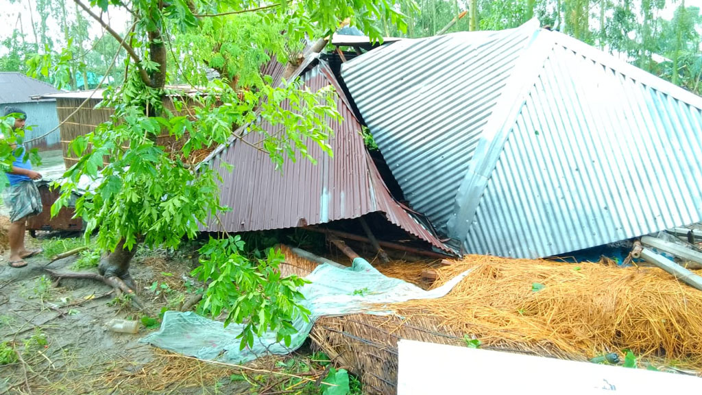 চিলমারীতে ঝড়ে প্রায় শতাধিক ঘরবাড়ি বিধ্বস্ত