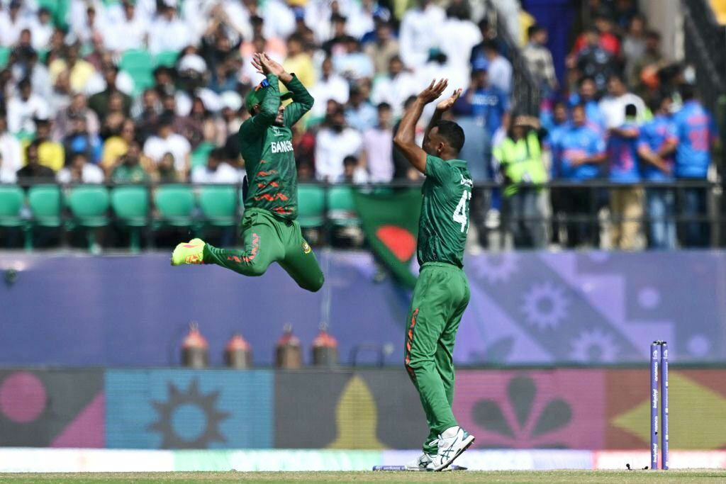 শরীফুল ইসলাম উইকেট নেওয়ার পর তাঁর সঙ্গে উদ্‌যাপন করেছেন মেহেদী হাসান মিরাজ। এমন উদ্‌যাপন আজ আফগানিস্তানের বিপক্ষে নিয়মিত বিরতিতেই দেখা গেছে। ছবি: এএফপি