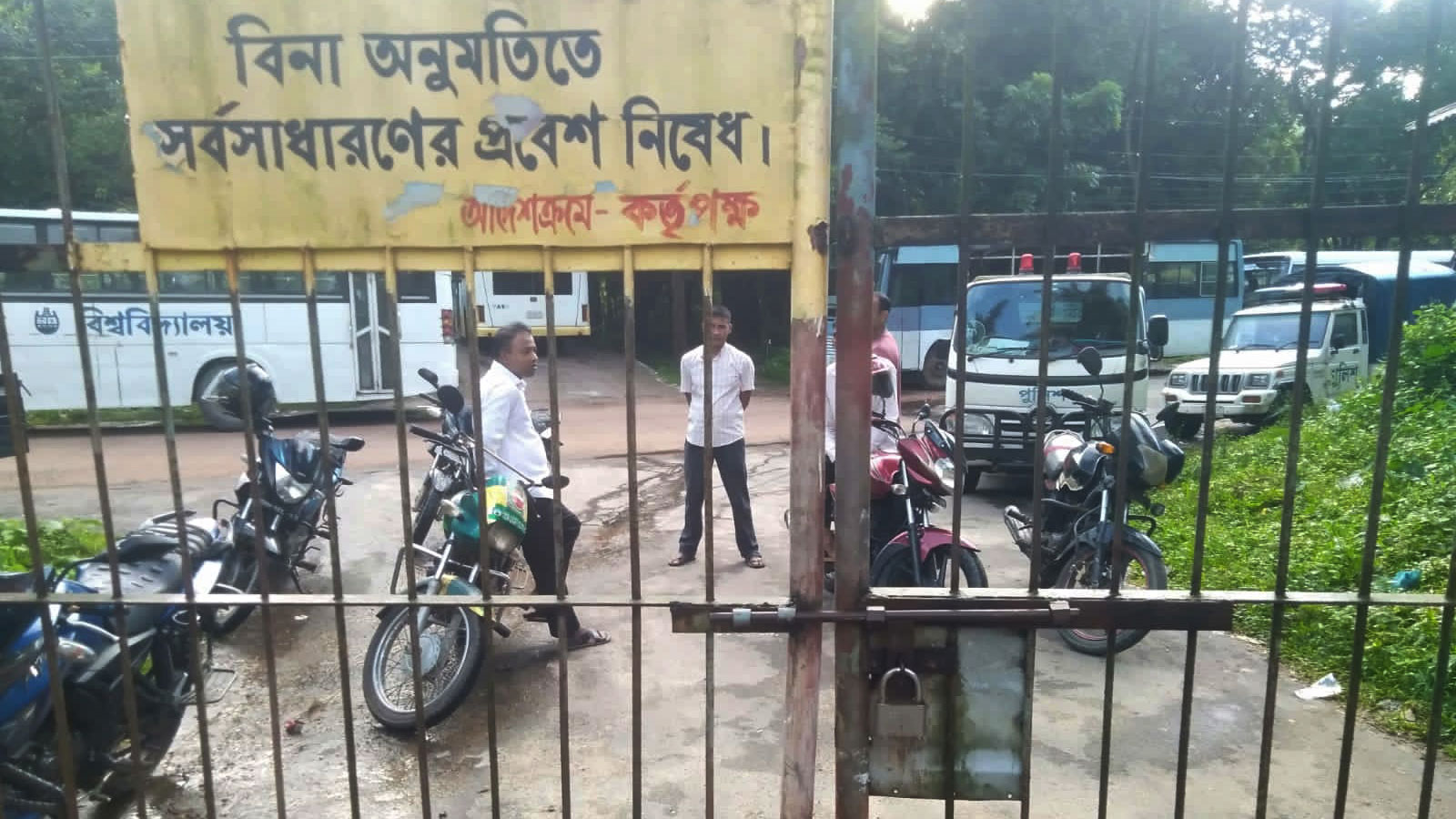 চবিতে ছাত্রলীগের অনির্দিষ্টকালের অবরোধ, বাস-শাটল ট্রেন বন্ধ