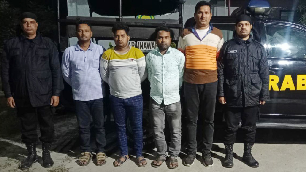 বাঁশবাগান থেকে বিদেশি পিস্তলসহ ৪ জনকে গ্রেপ্তার