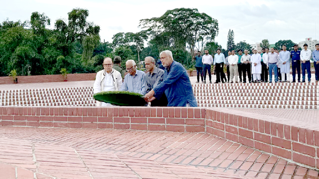 জাতীয় স্মৃতিসৌধে চার উপদেষ্টার শ্রদ্ধা