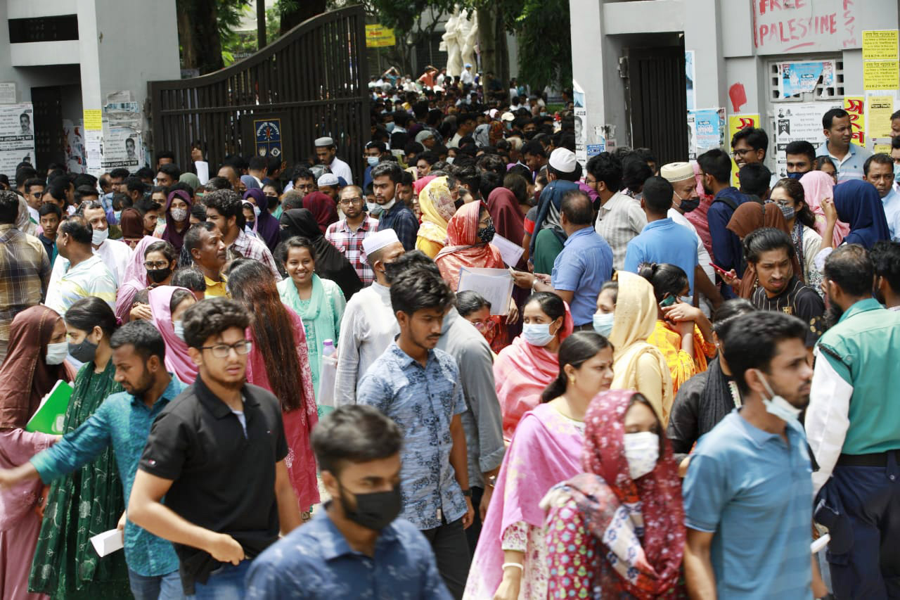 পাবলিক বিশ্ববিদ্যালয়ে কর্তৃত্বের দ্বন্দ্বে আটকে একক ভর্তি পরীক্ষা