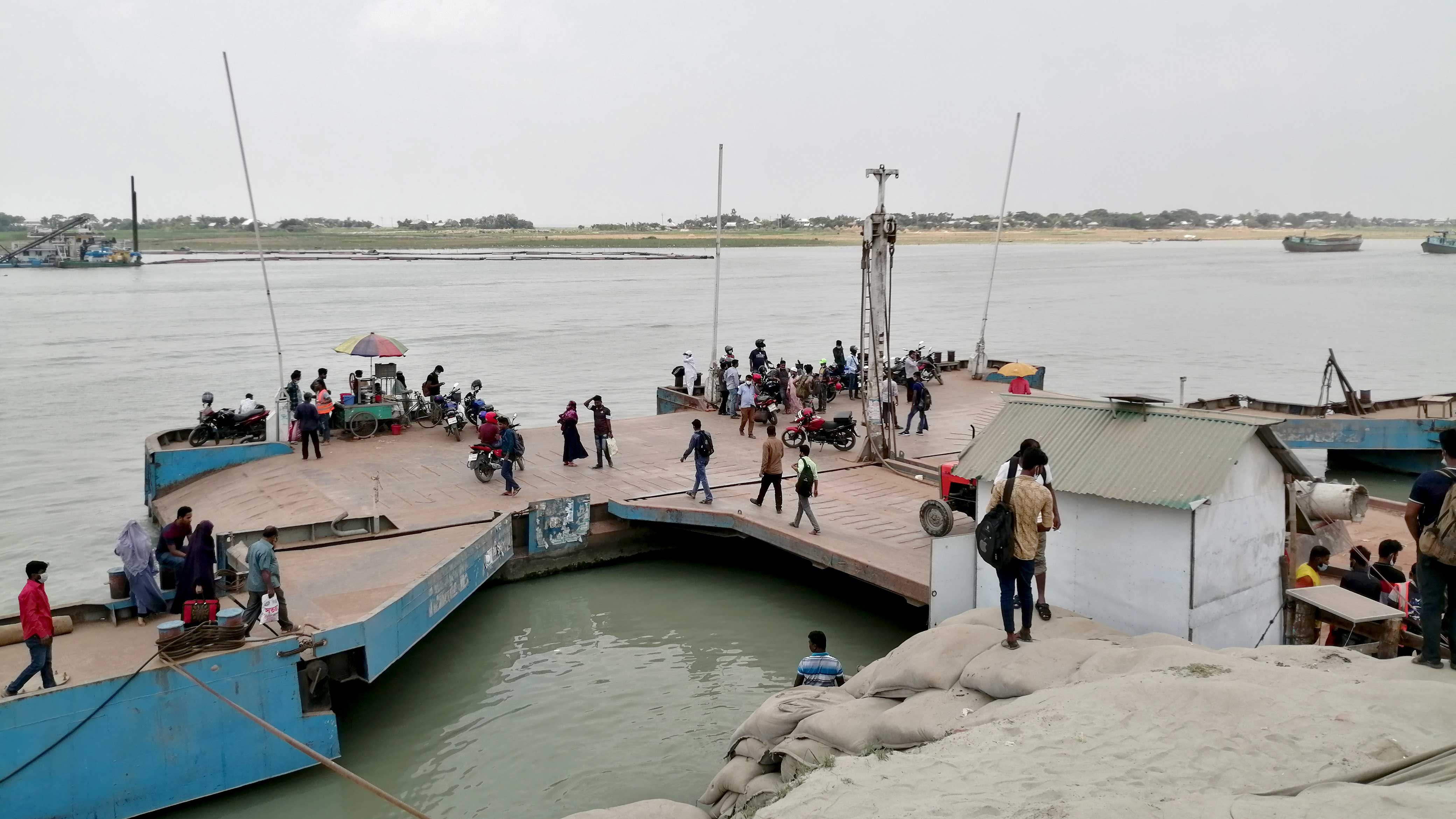 বাংলাবাজার ঘাট: ফেরিতে নেই যাত্রী চাপ, লঞ্চ চলাচল স্বাভাবিক