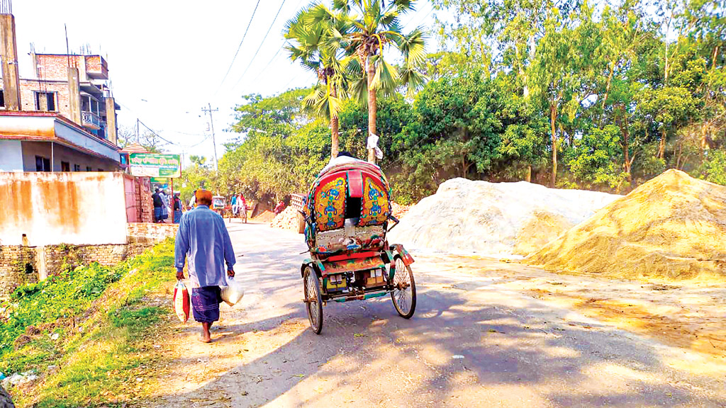 রাস্তার পাশের বালু নিয়ে দুর্ভোগ