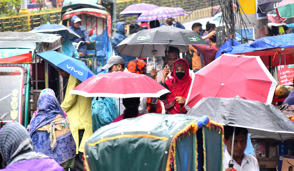 ঋতু বদলের পালায় ফাল্গুন শেষে শুরু হয়েছে চৈত্র মাস। নতুন এক রূপে হাজির হয়েছে প্রকৃতি। গতকাল মঙ্গলবার রাত থেকেই চলছে গুঁড়ি গুঁড়ি বৃষ্টি। ছাতা মাথায় দিয়ে গন্তব্যে ছুটছেন মানুষ। রাজশাহী সাহেব বাজার এলাকা, ২০ মার্চ, ২০২৪। ছবি: মিলন শেখ
