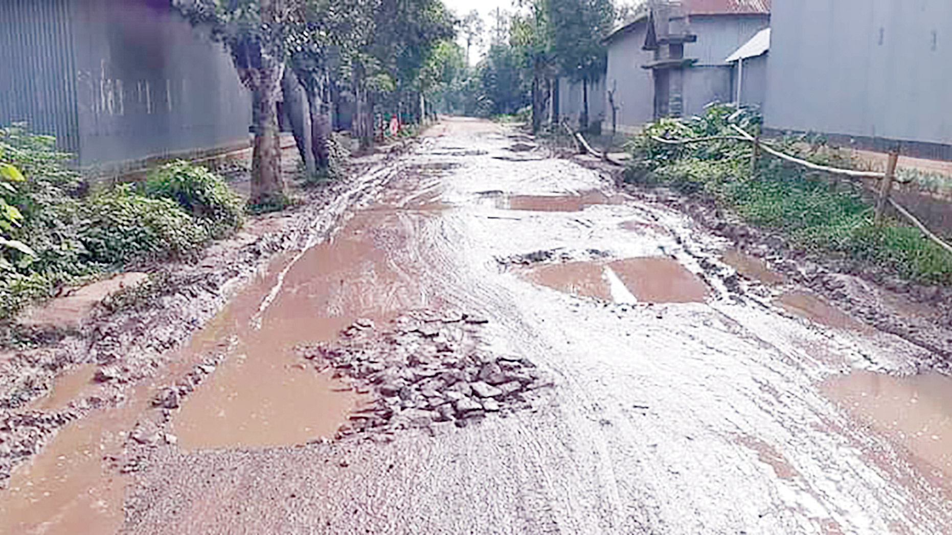 সড়কজুড়ে খানাখন্দ