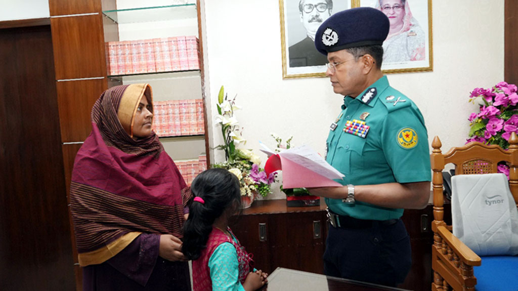 কনস্টেবল আমিরুলের পরিবারকে পেনশন বুঝিয়ে দিল ডিএমপি