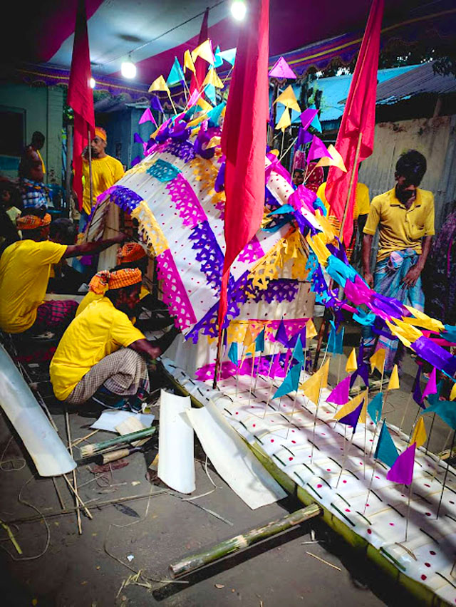 মানিকগঞ্জের ঐতিহ্যবাহী ভেলা ভাসানো উৎসব অনুষ্ঠিত হয়েছে। খাজা খোয়াজ খিজির (রঃ) এর বাৎসরিক অনুষ্ঠান উপলক্ষে প্রতিবছর এ উৎসব অনুষ্ঠিত হয়। গতকাল শুক্রবার সন্ধ্যার পর থেকে নানা আয়োজনের পর রাত ১২টার দিকে ভেলা নিয়ে বেউথা কালীগঙ্গা নদীতে ভাসিয়ে দেওয়া হয়।   পশ্চিম সেওতা এলাকা, মানিকগঞ্জ, ১৬ সেপ্টেম্বর ২০২৩। ছবি: আব্দুর রাজ্জাক