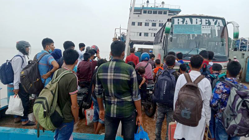 বৃষ্টি উপেক্ষা করে ঢাকায় ছুটছে মানুষ, ফেরিঘাটে ভিড়