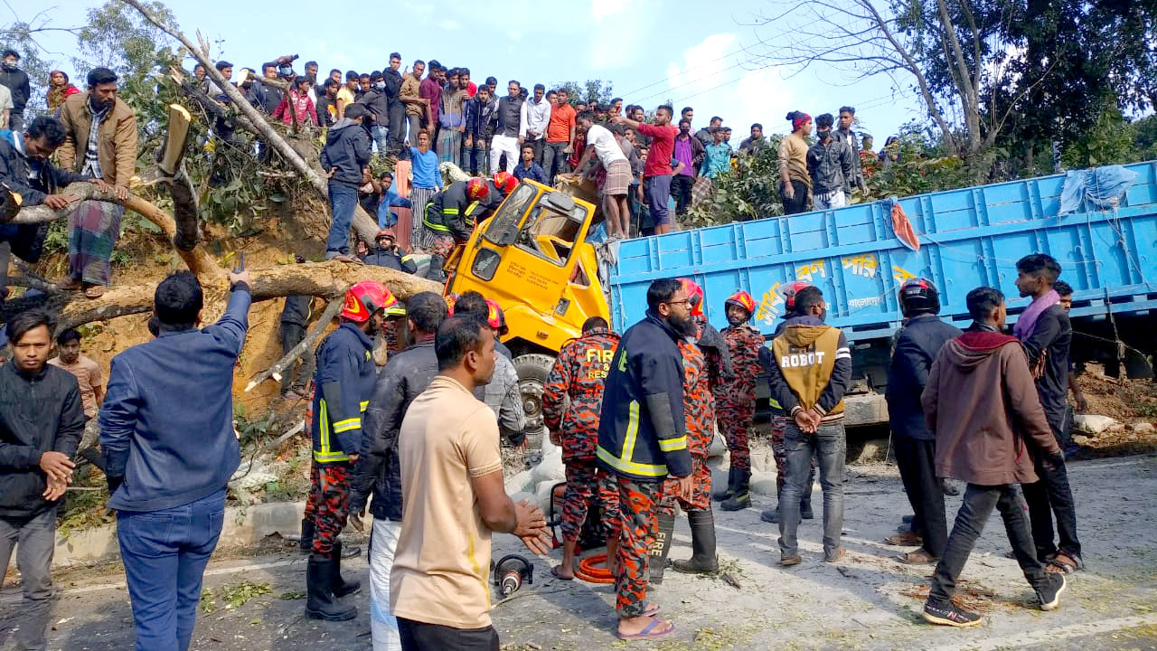 গুইমারায় ট্রাক নিয়ন্ত্রণ হারিয়ে গাছের সঙ্গে ধাক্কায় বাবা ও ছেলের মৃত্যু 