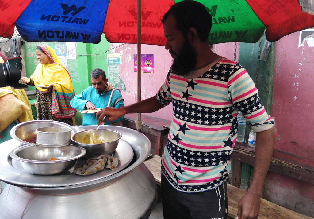 টাকা ছাড়াই ভিক্ষুকদের খাওয়ান মিঠু