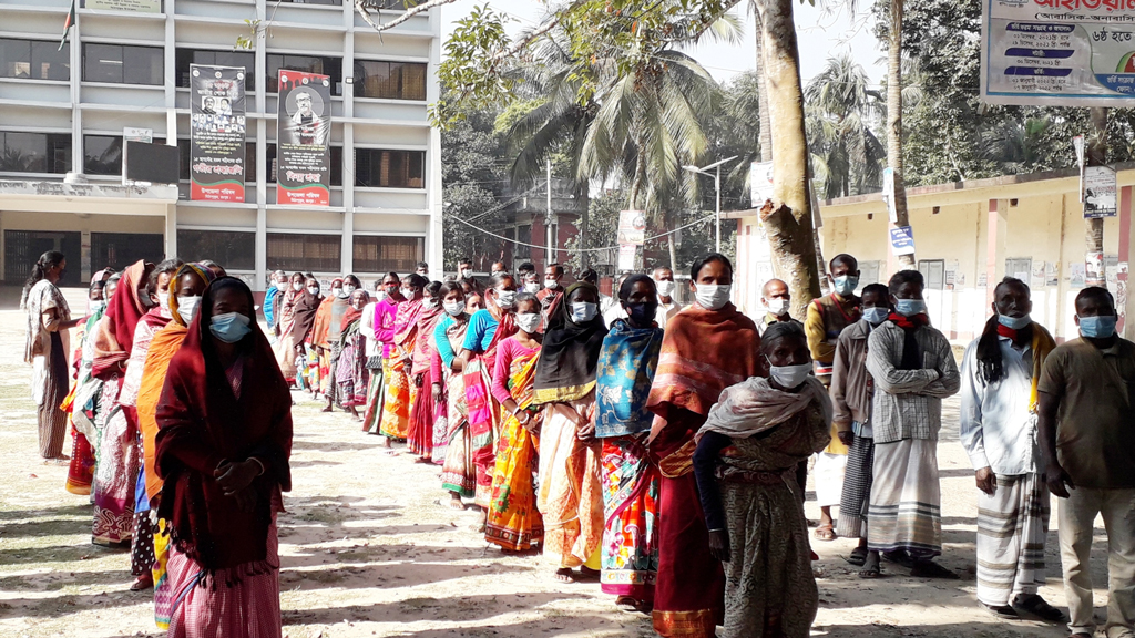 মিঠাপুকুরে  ক্ষুদ্র নৃগোষ্ঠীর সদস্যদের সহায়তা