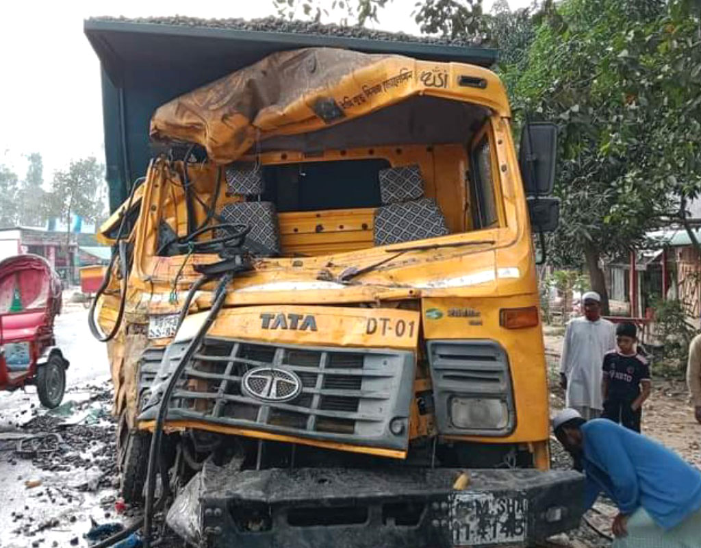 হাটহাজারীতে দুই ডাম্পট্রাকের মুখোমুখি সংঘর্ষে নিহত ২ ভাই