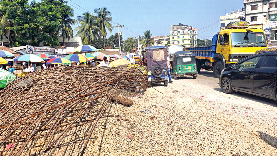 ব্যস্ত মহাসড়কে নির্মাণসামগ্রী