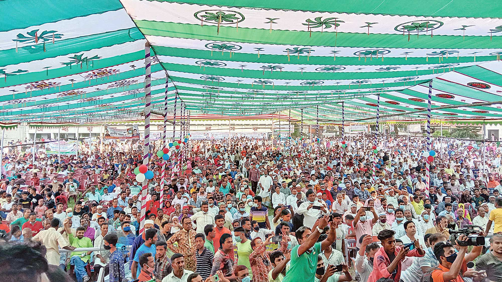 করোনার ঝুঁকিকে ভ্রুকুটি