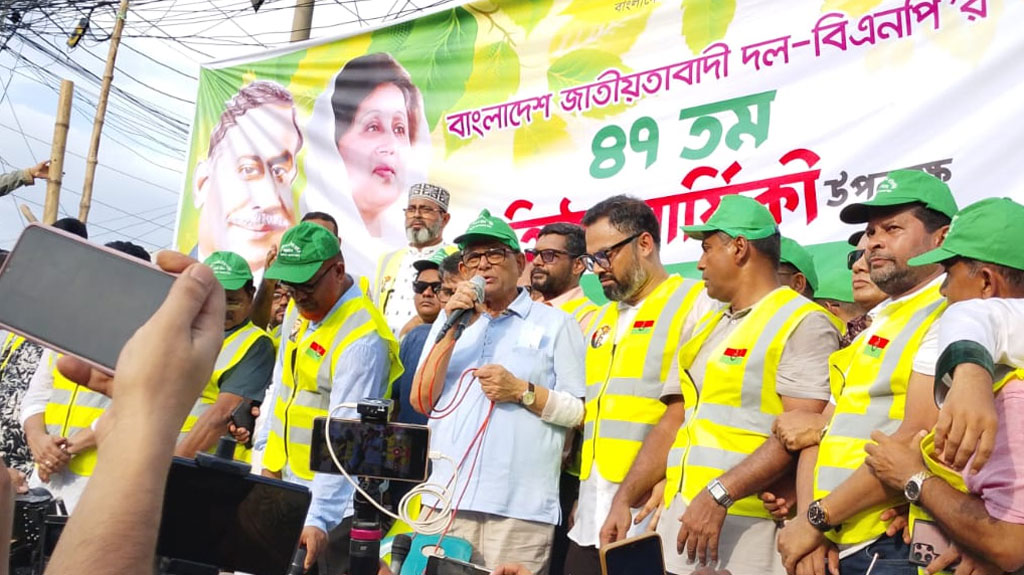 শেখ হাসিনা ভারতে বসে নেতা-কর্মীদের নাশকতার নির্দেশনা দিচ্ছেন: মির্জা ফখরুল