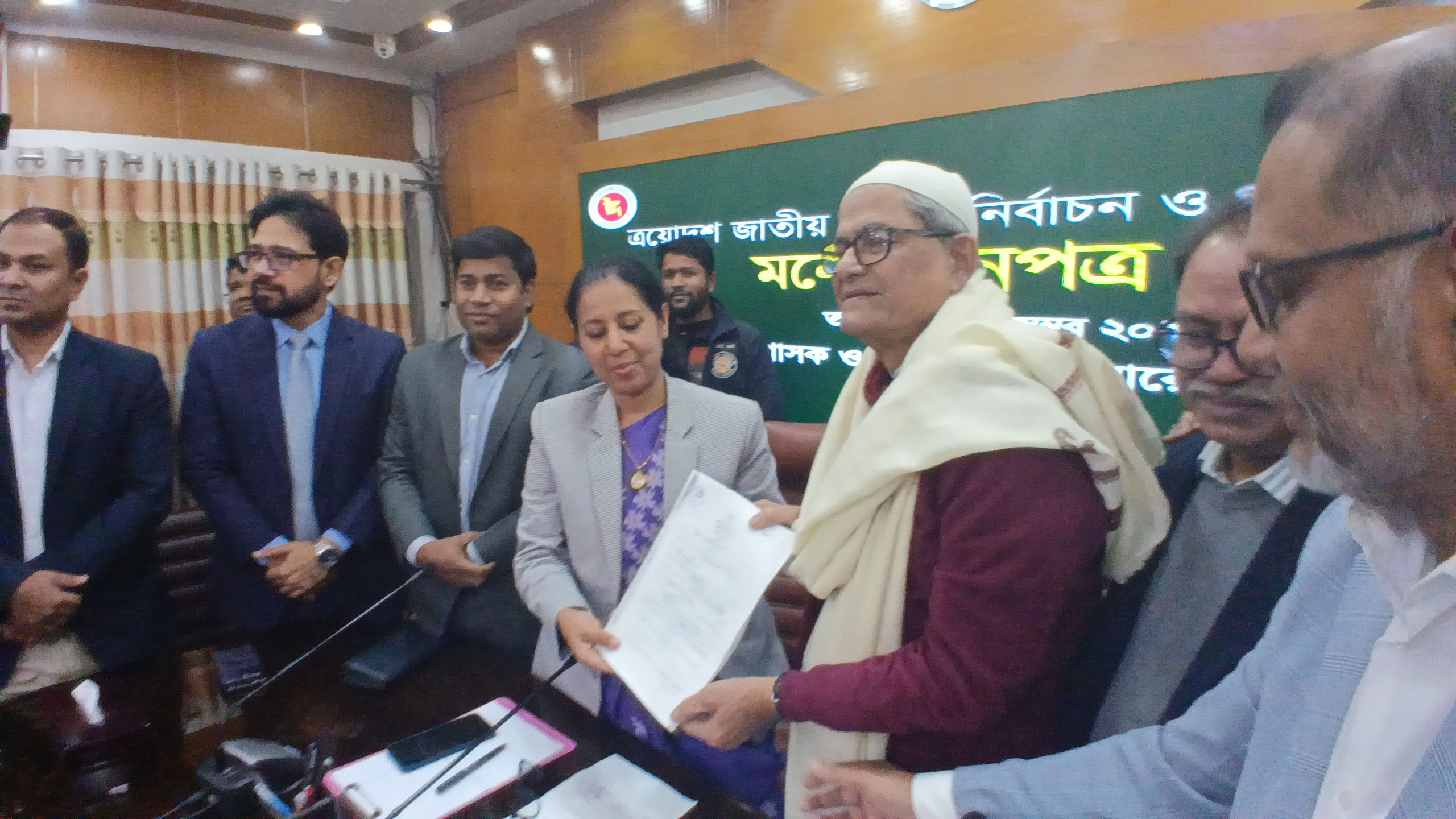 রিকশায় চড়ে ডিসি অফিসে মির্জা ফখরুল, জমা দিলেন মনোনয়নপত্র