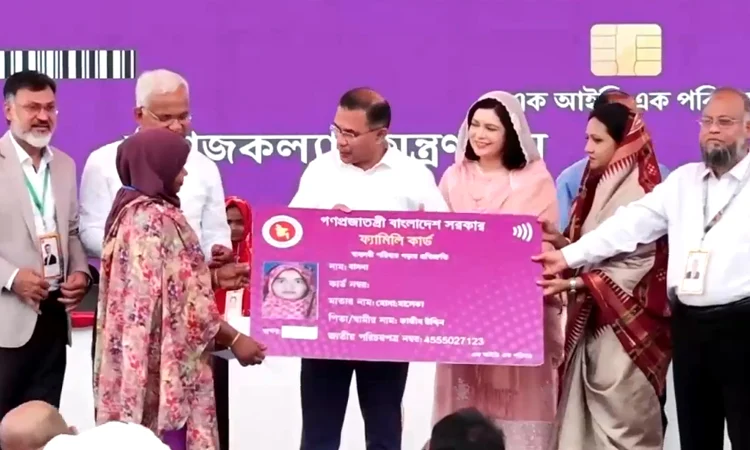 নারীদের হাতে ফ্যামিলি কার্ড তুলে দিয়ে কর্মসূচির উদ্বোধন করলেন প্রধানমন্ত্রী