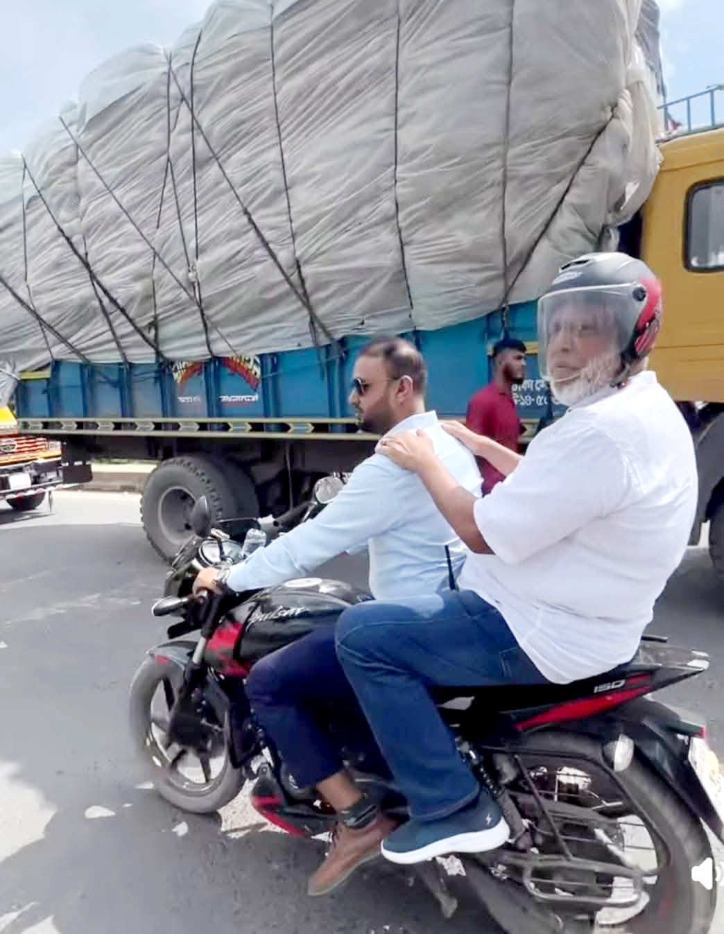 যানজটে পড়ে মোটরসাইকেলে রওনা দেন উপদেষ্টা। ছবি: ফেসবুক
