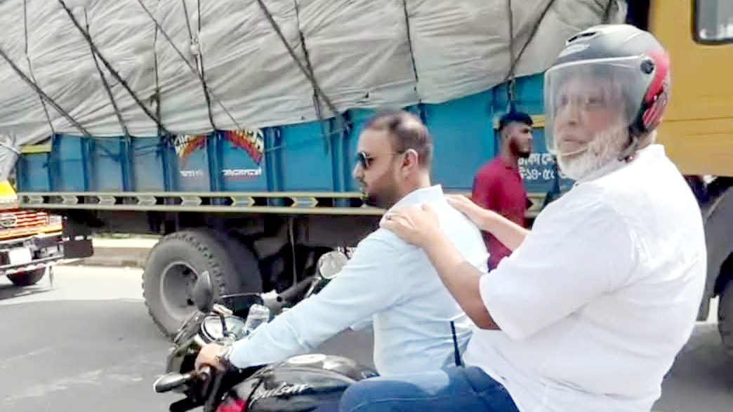 মহাসড়কের বেহাল দশা দেখতে গিয়ে নিজেই যানজটে আটকা উপদেষ্টা, রওনা দিলেন মোটরসাইকেলে