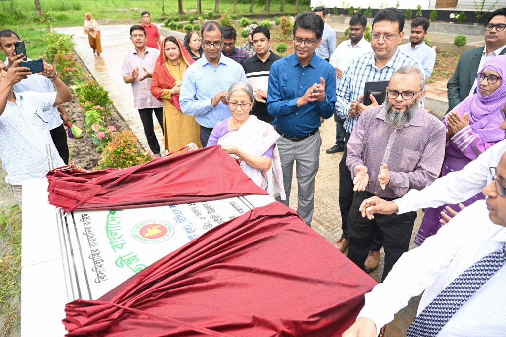 খামারের বিভিন্ন কার্যক্রম ঘুরে দেখেন প্রাণিসম্পদ উপদেষ্টা ফরিদা আখতার। ছবি: আজকের পত্রিকা