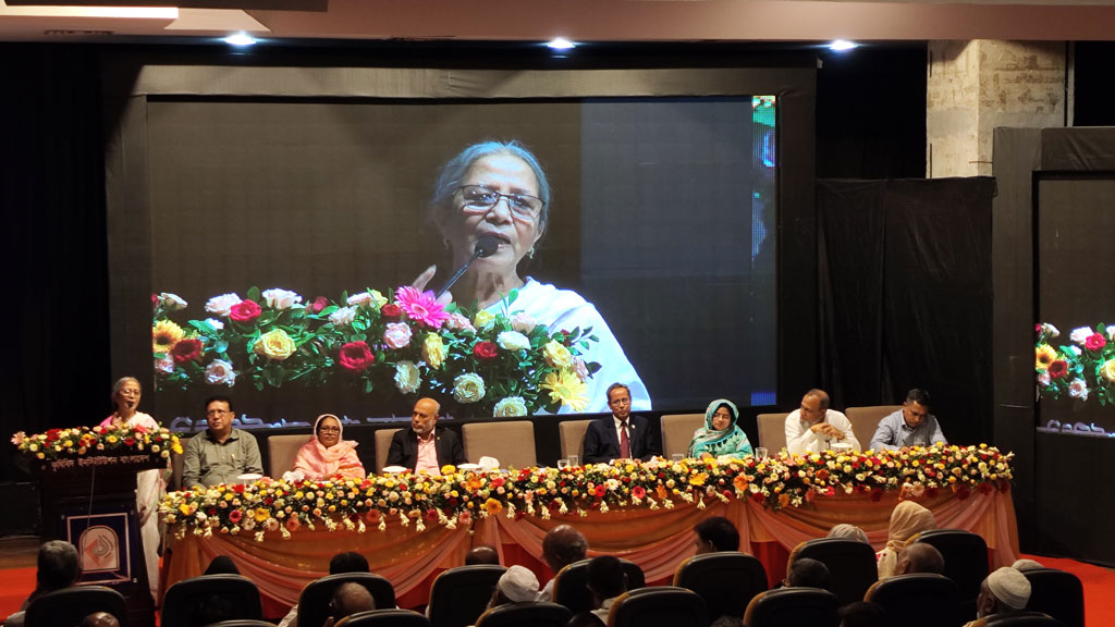 সেমিনারে বক্তব্য দেন প্রাণিসম্পদ উপদেষ্টা ফরিদা আখতার। ছবি: আজকের পত্রিকা