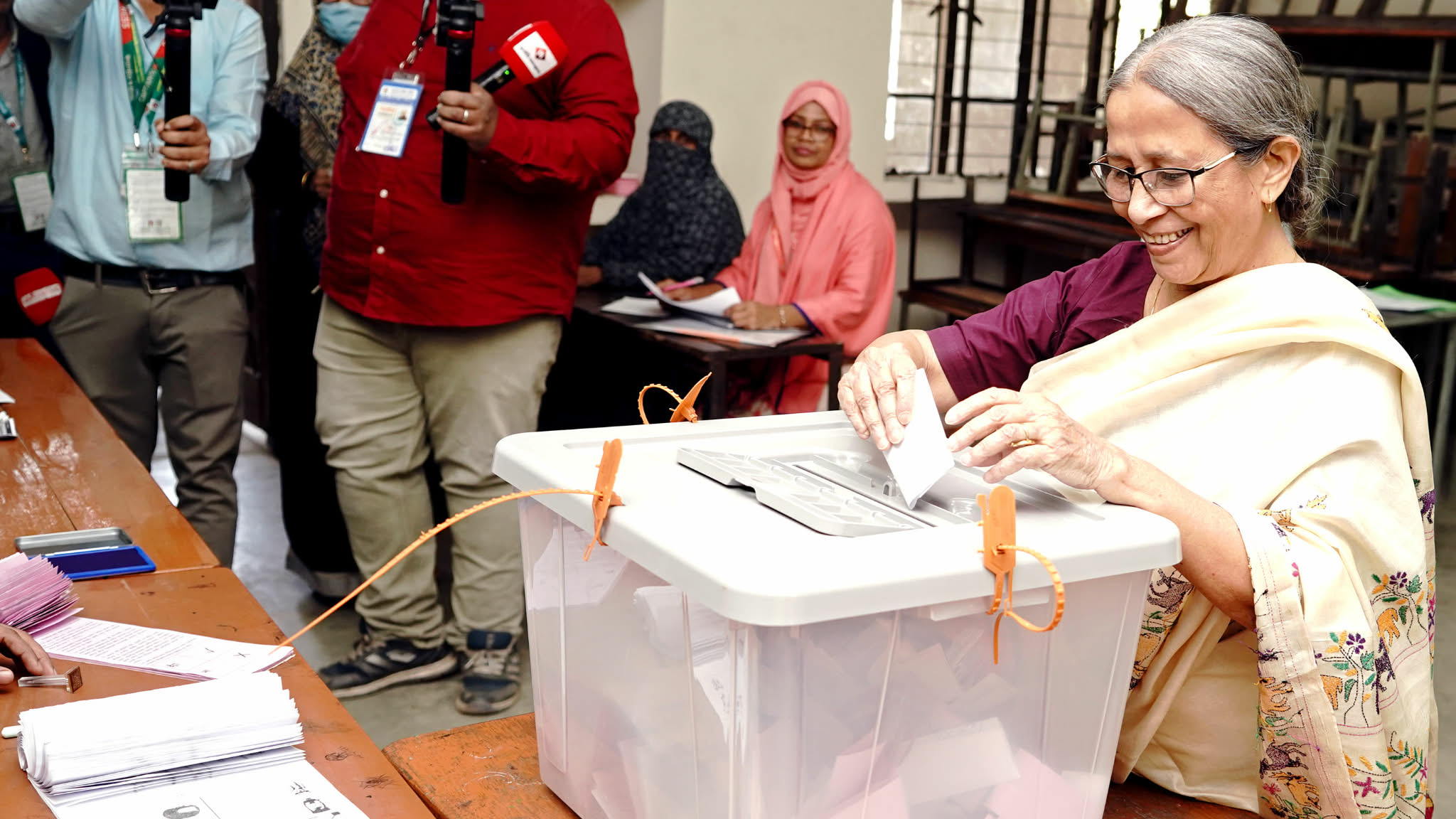 সরকারের সর্বাত্মক প্রচেষ্টায় স্বাধীনভাবে ভোট দিচ্ছেন ভোটাররা: প্রাণিসম্পদ উপদেষ্টা