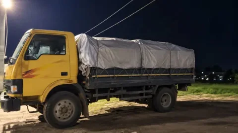 মধ্যরাতে ২৫০ বস্তা সার পাচারকালে আ.লীগ নেতাসহ আটক দুই