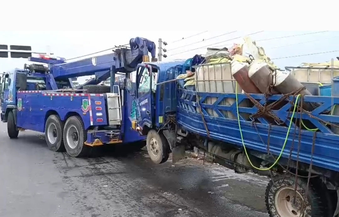 ঢাকা-মাওয়া এক্সপ্রেসওয়েতে আবারও ট্রাকের পেছনে ট্রাকের ধাক্কা, নিহত ২
