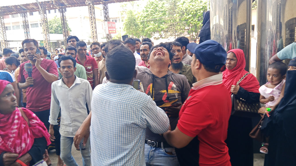 যাত্রীবাহী বাস উল্টে বেশ কয়েকজন হতাহত হয়েছেন। ছবি: সংগৃহীত